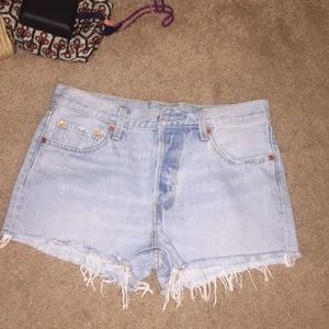 Levi’s 501 denim shorts in light wash